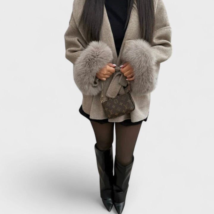 Alice | Cappotto Corto con Cintura e Polsini in Pelliccia Ecologica