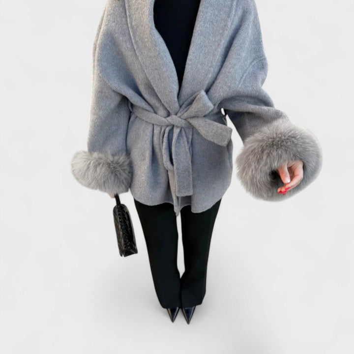Alice | Cappotto Corto con Cintura e Polsini in Pelliccia Ecologica
